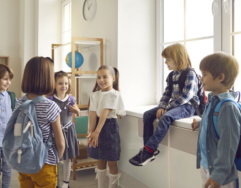 Decentralised ventilation unit for schools