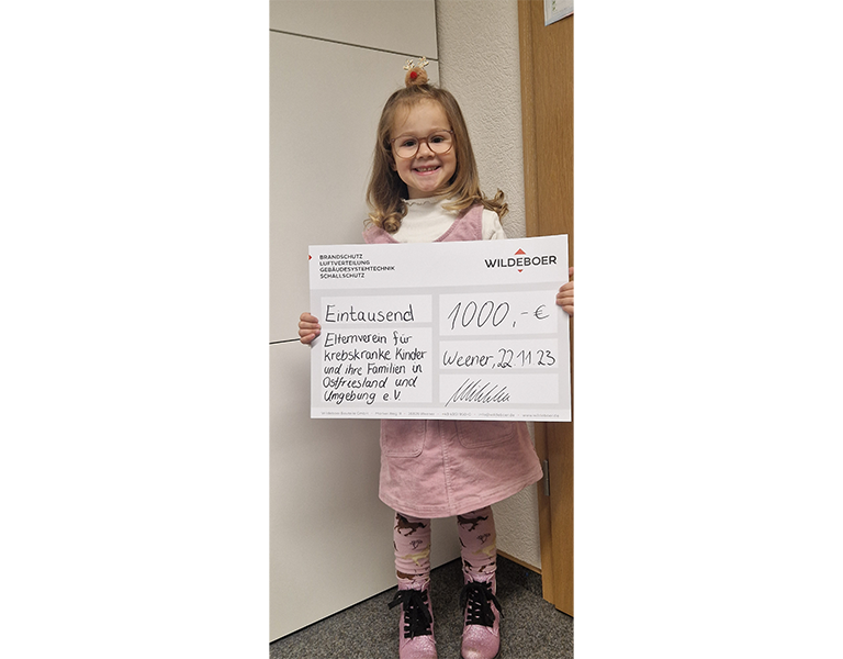 Donation cheque to the parents' association for children with cancer and their families