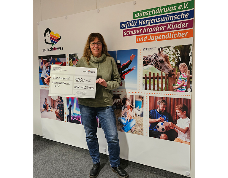Donation cheque to Wünsch dir was e.V.