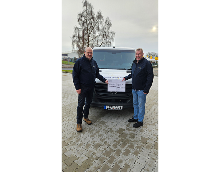 Donation check to Sternsnupp e.V.