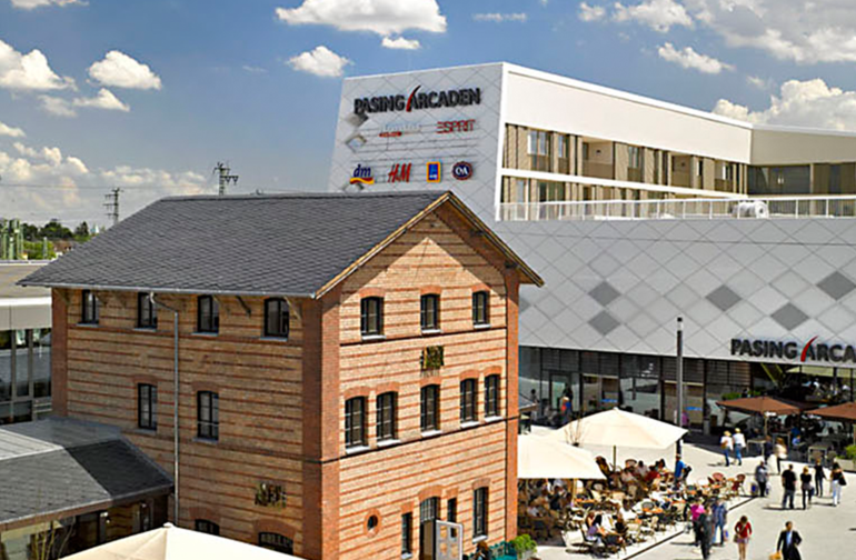 Luftaufnahme des Gebäudes von vorne links