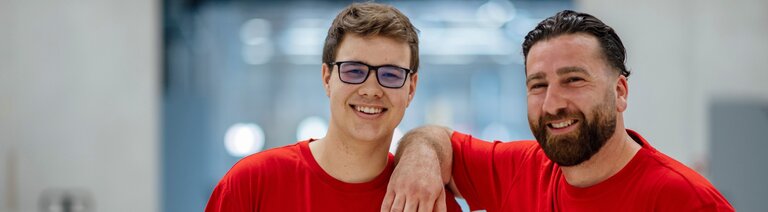 2 medewerkers recht voor de camera